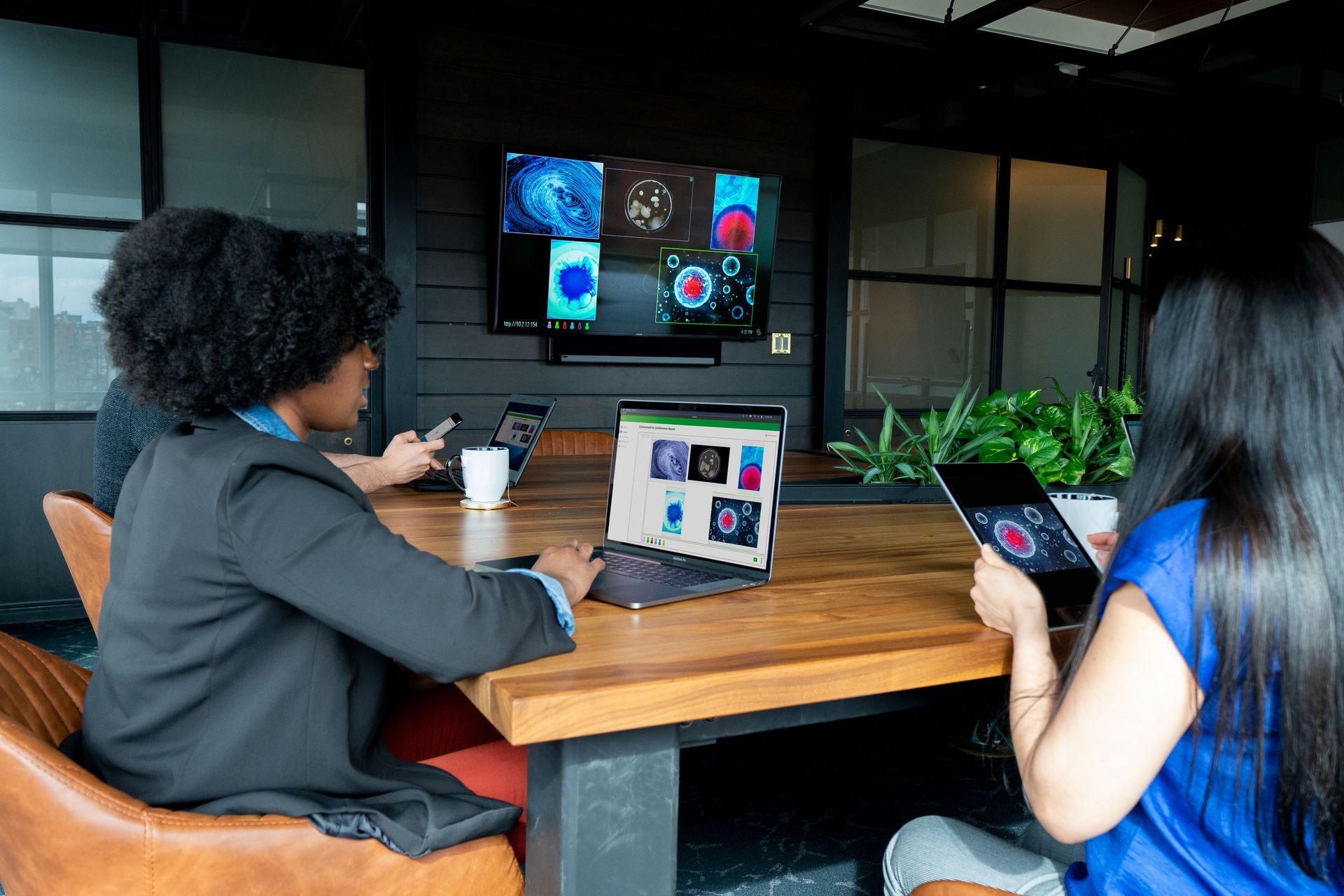 Screen mirroring in a conference room