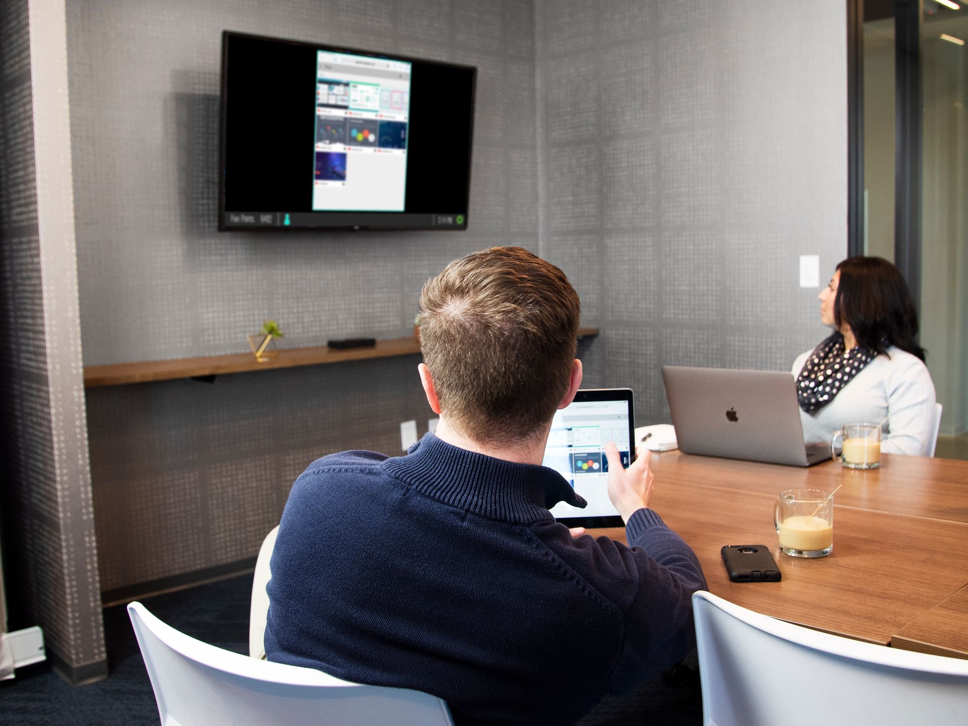 Mersive wireless screen mirroring in an office